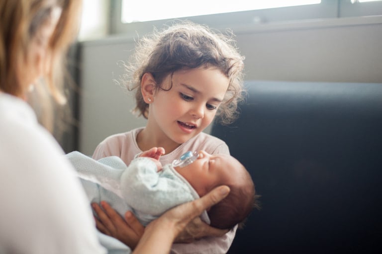 5-parenting-hacks-for-introducing-a-new-sibling
