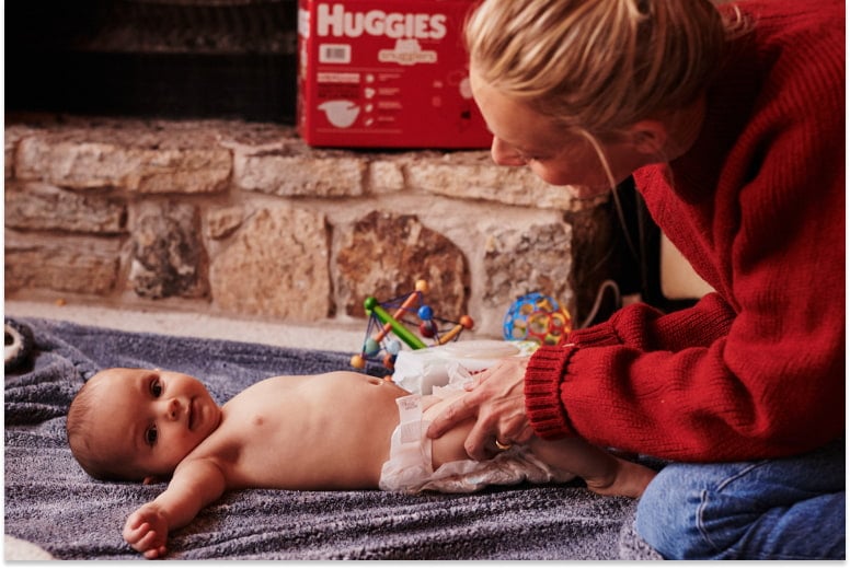 https://www.huggies.com/-/media/feature/article/why-huggies/healthy-skin/diapered-skin-health/f0000---the-importance-of-cleaning-skin-at-every-diaper-change.jpg
