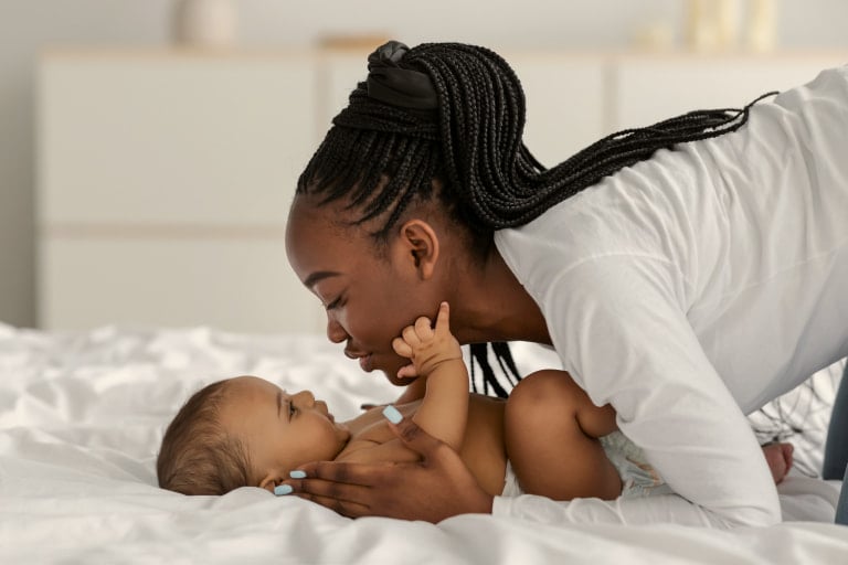F0439_Parenting _Diaper Tips_Lift_Shift
