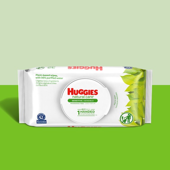 Un emballage de lingettes pour peau sensible Natural Care de Huggies